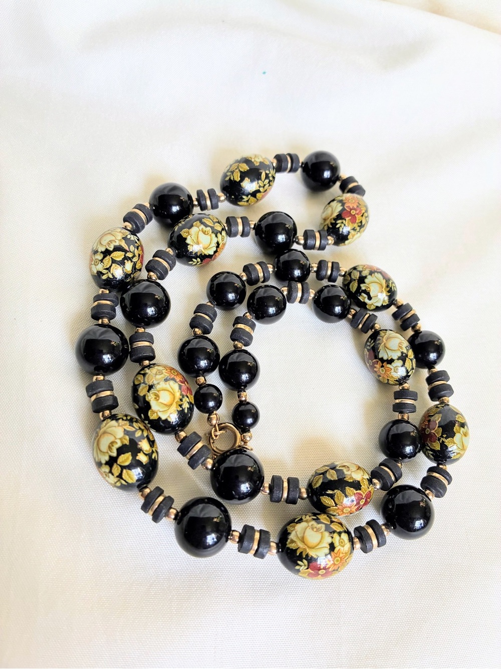 Black and floral beaded necklace #floral #boho #beadednecklace #vintagejewelry